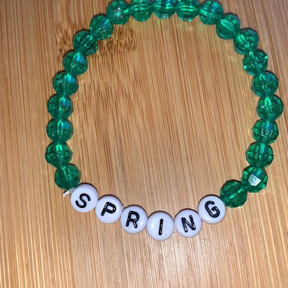 New‎ Spring Spellout Beaded Wrist Bracelet Green White Adjustable Size Stretch - Picture 2 of 2
